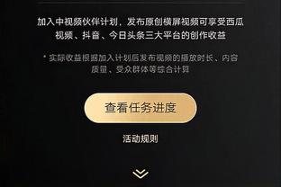 ?张镇麟结束训练后驱车离开 为守候在门口的球迷签名合影